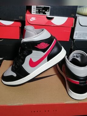 AIR JORDAN 1 MID WOMEN'S US SIZE 8.5 MINT COND